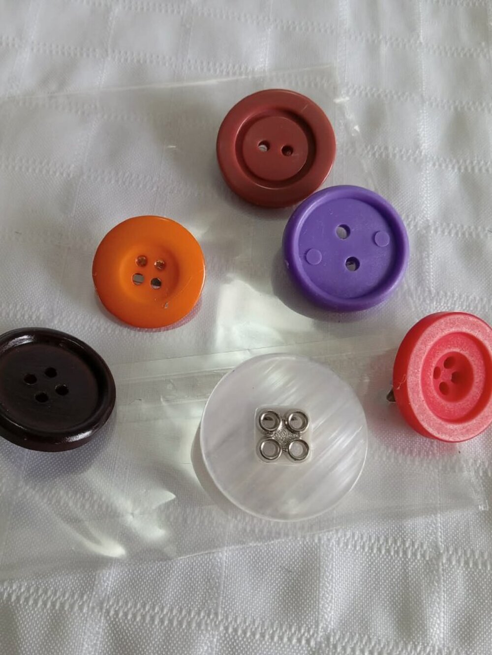 Set 1 : six handmade brooches with acrylic buttons